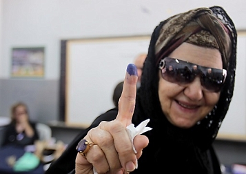 © apa Eine Ägyptische Frau zeigt ihren tintenmarkierten Finger nachdem sie ihre Stimme in der Präsidentschaftswahl abgegeben hat