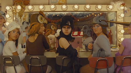 Kinder in Vogelkostümen, Szenenbild aus "Moonrise Kingdom"