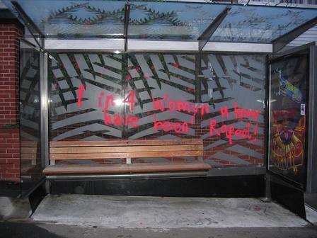 Feministisches Graffiti "1 in 4 Women you know have been raped!"