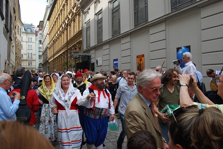 Griechen ziehen tanzend durch die Innenstadt