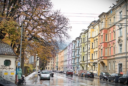 Straße bei Regen in Innsbruck
