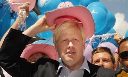 Boris Johnson mit pinkem Cowboyhut