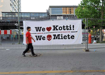 Transparent: "We love (Symbol: Herz) Kotti! We hate (Symbol: Totenkopf) Miete"