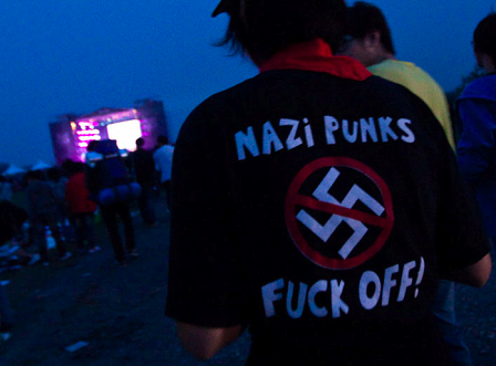 "Nazi Punks Fuck Off!" auf einem T-shirt 