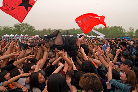 Kang Mao surft in der MIDI crowd