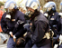 Polizisten tragen Demonstranten