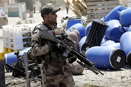 Ein irakischer Soldat hält Wache nach einem Bombenschlag in Bagdad