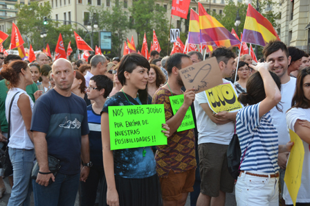 Junge Menschen bei Protesten in Spanien