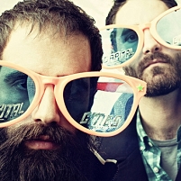 Capital Cities mit Riesensonnenbrillen
