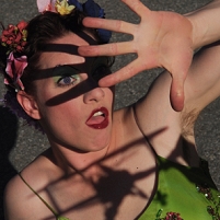 Amanda Palmer. Das Foto zitiert die berühmte Szene aus dem Hitchcock-Film "North by Northwest", in der Roger O. Thornhill, gespielt von Cary Grant, vor einem Flugzeug flieht.