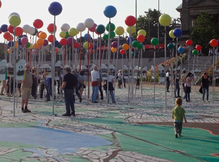 Bunte Stecknadeln, begehbare Landkarte bei der 775 Jahr Feier in berlin