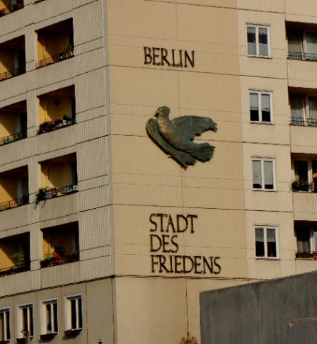 Berlin bei der 750 Jahr Feier: Haus mit Friedenstaube und das Motto "Stadt des Friedens"