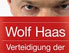 Wolf Haas hält sein neues Buch hoch