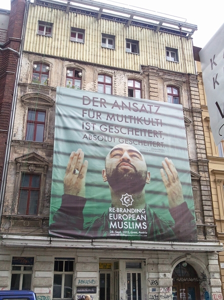 Riesen Plakat der Kunstkampagne "Rebranding European Muslims" an einer Berliner Hausfassade 