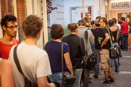 lange Schlange vor dem Eingang zum Stadtsaal