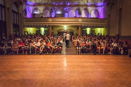 die Sitzreihen im Stadtsaal sind gut gefüllt