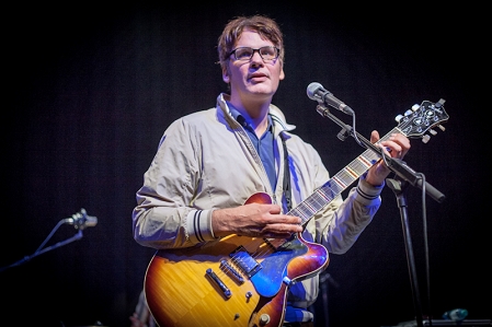 Superpunk-Sänger Carsten Friedrichs mit Gitarre auf der Bühne