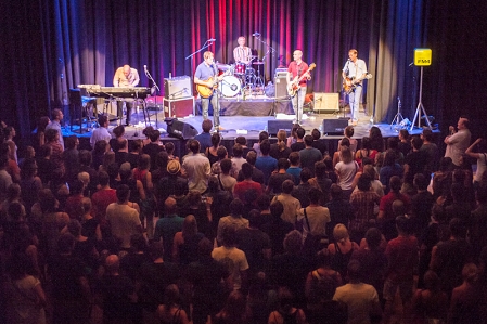 Publikum und Band im Stadtsaal Wien