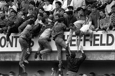 Hillsborough-Desaster, Liverpool-Fans klettern hoch