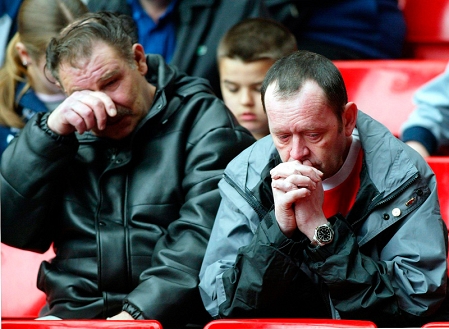 2004: Liverpool-Fans trauern bei Gedenken an Hillsborough