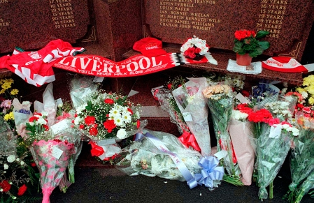 Liverpool-Schal und Blumenkränze vor Hillsborough-Denkmal