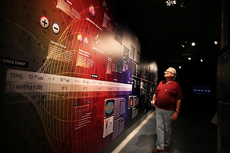 Blick in die Ausstellung "Die Forschung am CERN" im Ars Electronica Center im August 2011, in Linz.