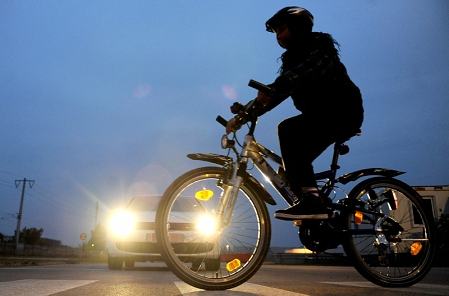 Fahrrad und Auto bei Nacht