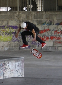 © FM4/Simon Welebil Ryan Sheckler macht einen Kickflip von einem Betonsockel runter.