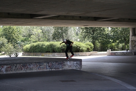 © FM4/Simon Welebil Ryan Sheckler machte einen Backside Tailslide auf einem Betonsockel unter der Reichsbrücke.