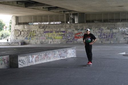 © FM4/Simon Welebil Ryan Sheckler auf dem Skateboard mit in die Hüften gestützen Armen.