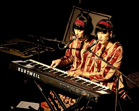 Amanda Palmer als Teil der siamesischen Zwillinge "Evelyn Evelyn" gemeinsam mit Jason Webley am Keyboard.