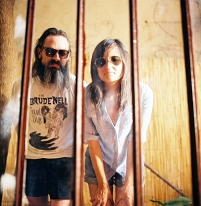 Moon Duo hinter Gittern