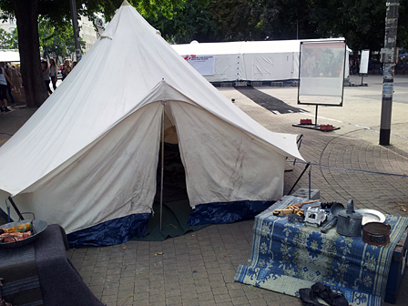 Zelt am Camp im Rahmen der "Langen Woche der Flucht" am Wiener Karlsplatz