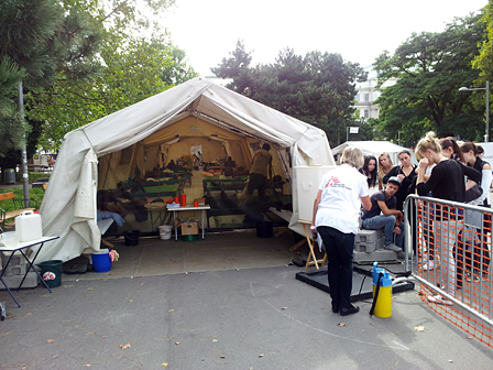 Zelt am Camp im Rahmen der "Langen Woche der Flucht" am Wiener Karlsplatz