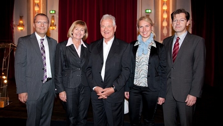 Prof. Dr. Klaus Poier (Uni Graz), Rektorin Christa Neuper, Frank Stronach, Dr. Kathrin Nachbaur (Magna International) und Vizedekan-Rewi, Univ.-Prof. Dr. Stefan Storr