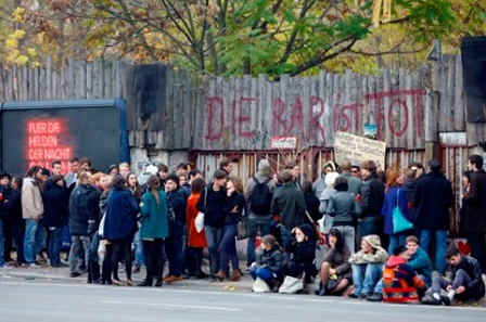 Menschen vor der geschlossenen Bar 25