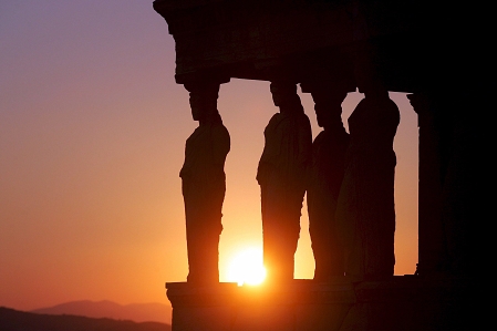 Die antiken Statuen von Karyatis im Erehtheio der Akropolis in Athen