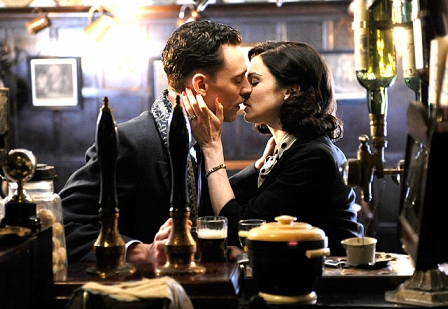 Tom Hiddelston und Rachel Weisz in "The deep blue sea"