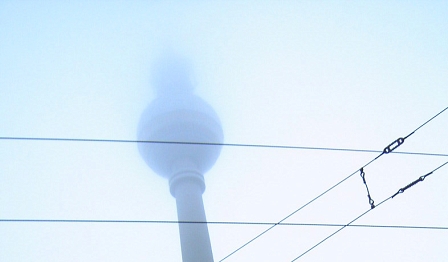 Nebel verhüllt den Fernsehturm am Alexanderplatz in Berlin