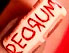 Fingernagel mit blutroter Aufschrift "Redrum"