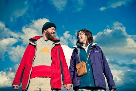 Paar vor blauem Himmel, Szenenbild aus "Sightseers"