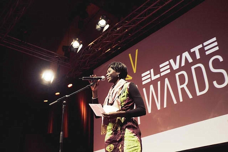 Marame Ndour spricht in Vertretung des Elevate-International-Award-Gewinnerprojektes Refdaf.