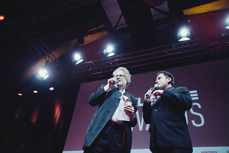 Erwin Posarnig und Hermes auf der Bühne der Elevate-Awards-Show.