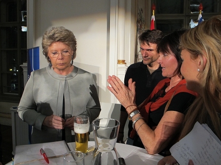 Viviane Reding spricht mit Steirern