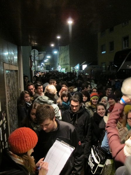 Lange Warteschlangen vor der Überraschungskonzert mit Madsen in Graz