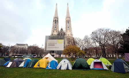 Zelte vor der Votivkirche des Protestcamps