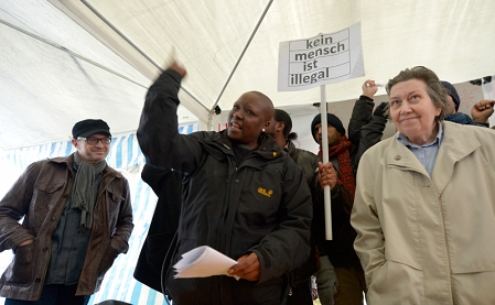 Josef Hader und Ute Bock bei der PK des Protestcamps