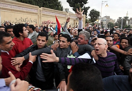 Egyptian supporters of the Muslim Brotherhood scuffle with Egyptian opposition protesters in front of the presidential palace 
