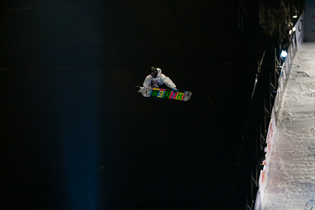 © Air&Style Clemens Schattschneider mit dem Snowboard in der Luft