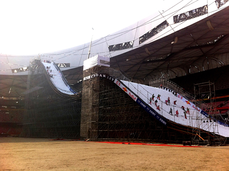 © Air&Style Riesige Sprungschanze als Stahlkonstrukt im Natioinalstadion in Peking